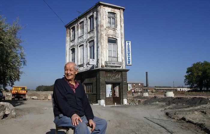 Illustration de l'article : 20 courageous homeowners who refused to sell their properties to powerful developers
