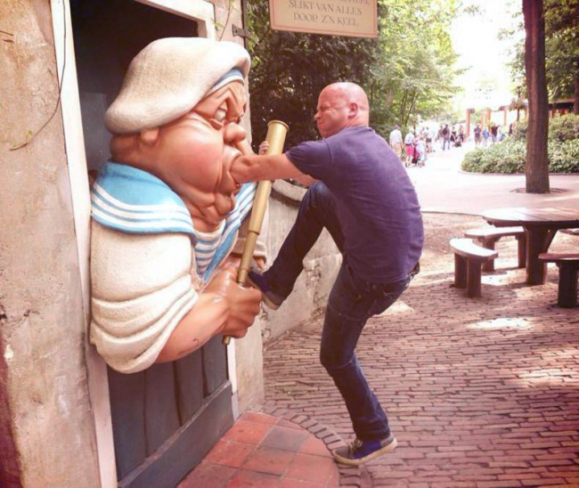 Illustration de l'article : 25 people who had fun posing with statues