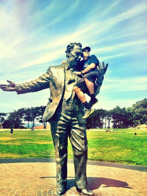 Illustration de l'article : 25 people who had fun posing with statues