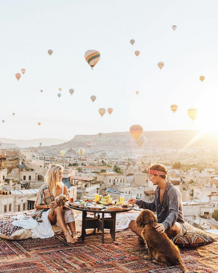 Illustration de l'article : This couple earns up to ,000 per photo on Instagram while traveling, and this is how they do it!