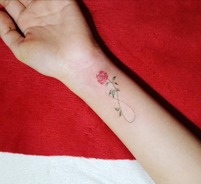 Illustration de l'article : 14 beautiful rose tattoos that are easy to create