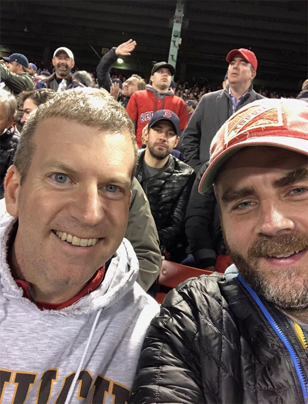Illustration de l'article : 22 photos that prove celebrities love a good photobomb