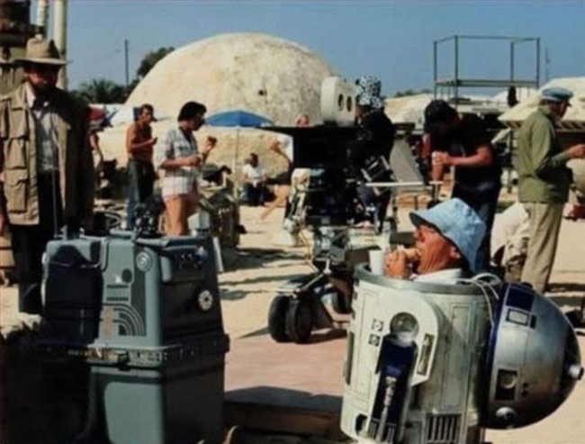 Illustration de l'article : 40 fascinating behind-the-scenes photos of famous movie stars and film crews