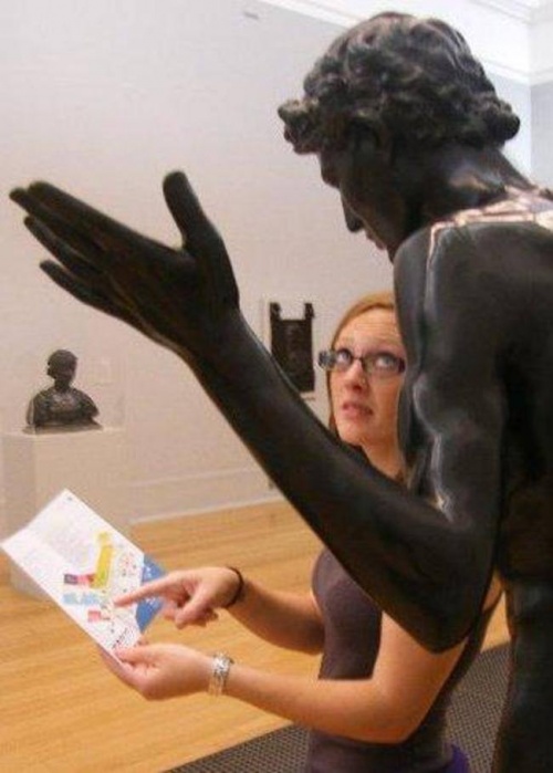 Illustration de l'article : 25 people who had fun posing with statues