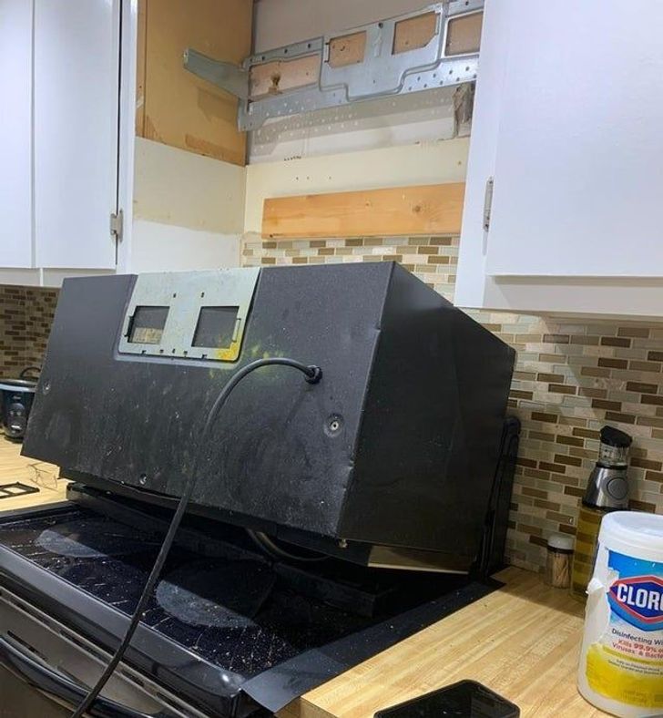 Illustration de l'article : 20 times someone ended up with a disastrous DIY job on their hands