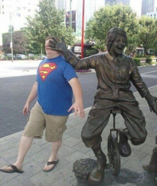 Illustration de l'article : 25 people who had fun posing with statues