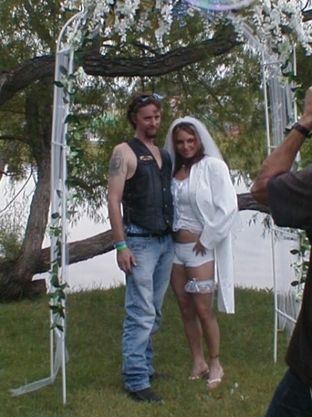 Illustration de l'article : Which of these 14 original wedding dresses is the most vile?