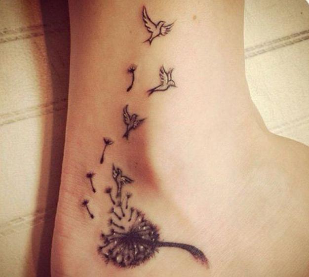 Illustration de l'article : The 11 best ankle tattoo ideas. Summer’s getting close!