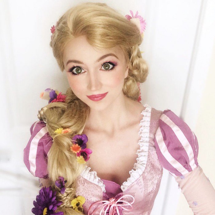 Illustration de l'article : 15 pictures of a girl who does everything to look like Disney princesses and the results are amazing!