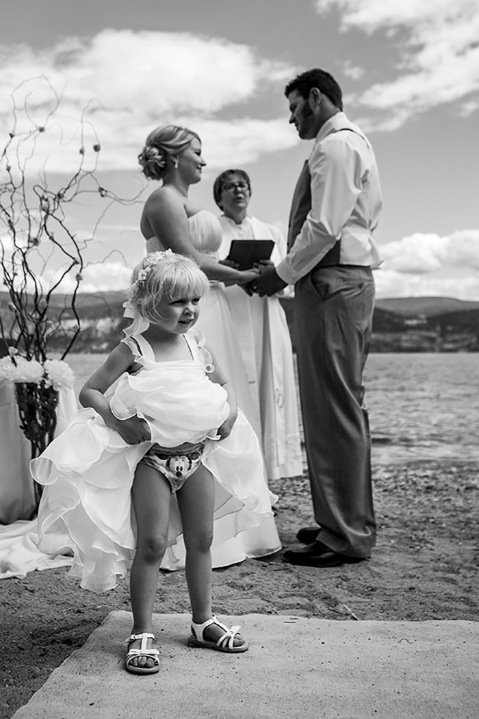 Illustration de l'article : 20 hilarious wedding photobombs that crowned the newlyweds' special day