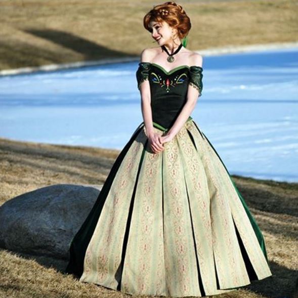 Illustration de l'article : 15 pictures of a girl who does everything to look like Disney princesses and the results are amazing!