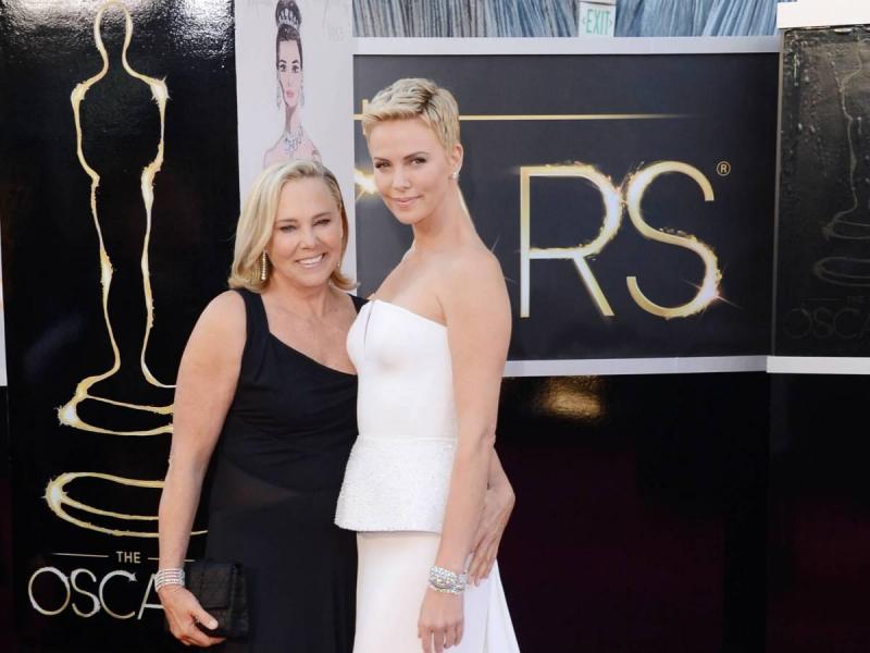 Illustration de l'article : 16 celebrities photographed with their moms! Which ones are the cutest?