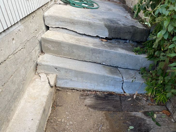 Illustration de l'article : 20 startling photos of buildings that are being held together by a thread 