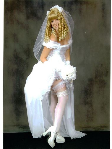 Illustration de l'article : Which of these 14 original wedding dresses is the most vile?