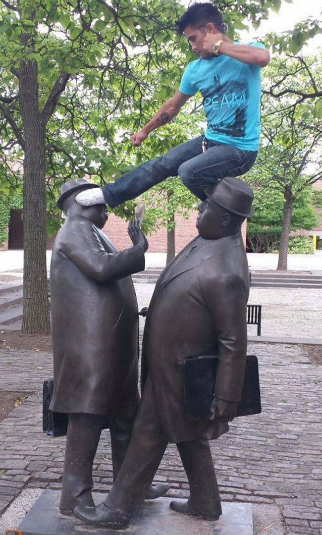 Illustration de l'article : 25 people who had fun posing with statues