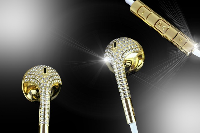 Illustration de l'article : 14 everyday objects made into luxury items for billionaires