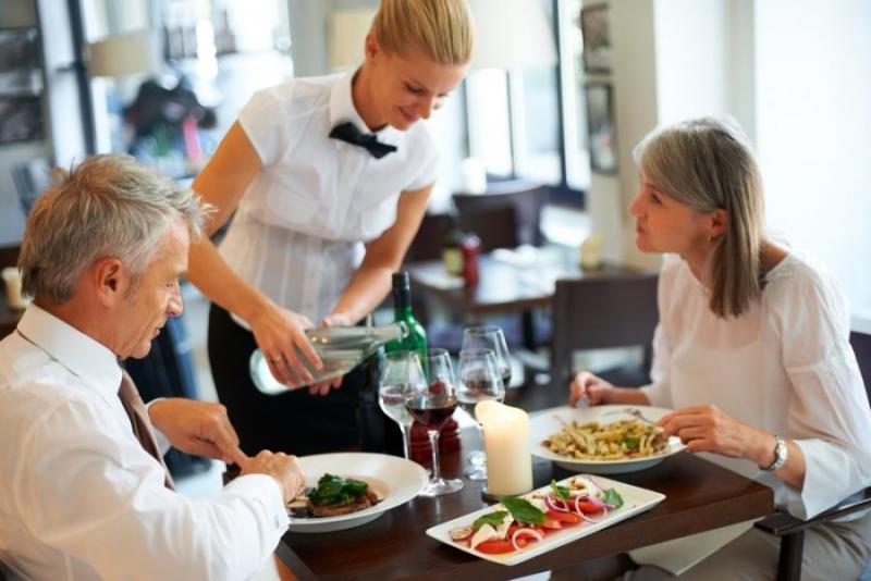 Illustration de l'article : 12 annoying things you should never say to your server!