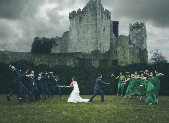Illustration de l'article : 18 newlyweds who got creative and took some awesome photos