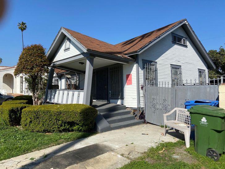 Illustration de l'article : 20 startling photos of buildings that are being held together by a thread 