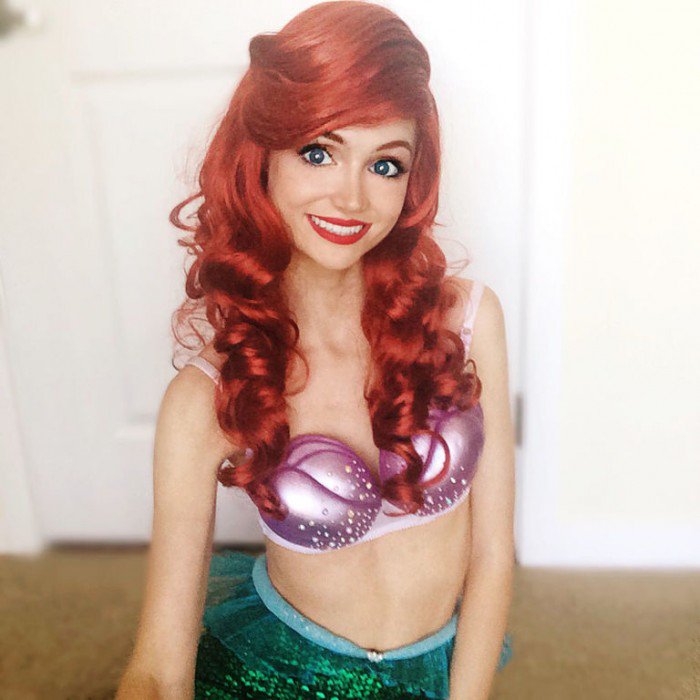 Illustration de l'article : 15 pictures of a girl who does everything to look like Disney princesses and the results are amazing!