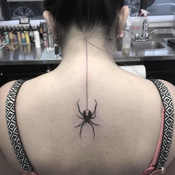 Illustration de l'article : 20 elegant and feminine spine tattoos