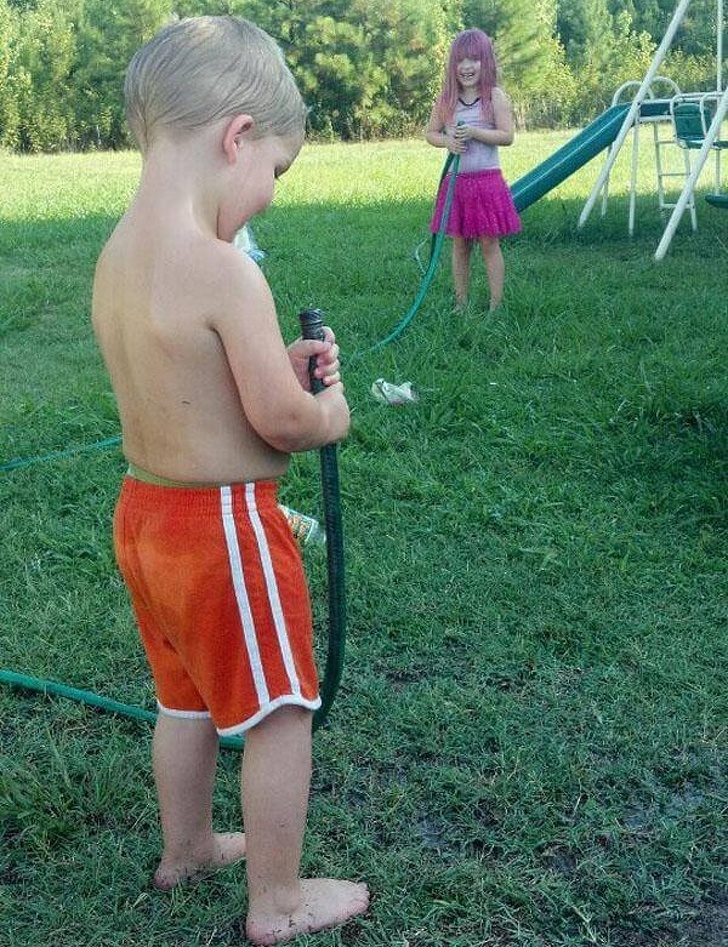 Illustration de l'article : 19 photos that sum up life between brothers and sisters