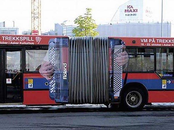 Illustration de l'article : 14 buses on the road with out-of-the-ordinary advertising posters! Which ones are the most original?