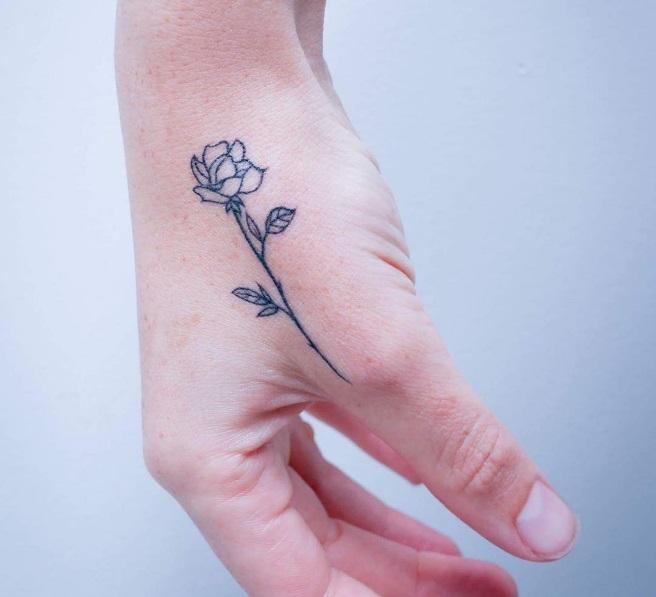 Illustration de l'article : 14 beautiful rose tattoos that are easy to create