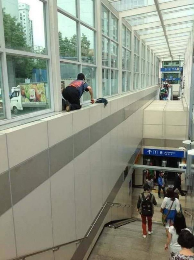 Illustration de l'article : 22 photos that show why women live longer than men