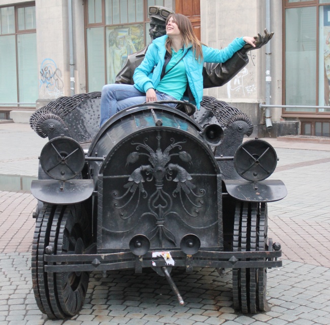 Illustration de l'article : 25 people who had fun posing with statues