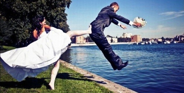 Illustration de l'article : 16 couples who immortalized their wedding with hilarious photos