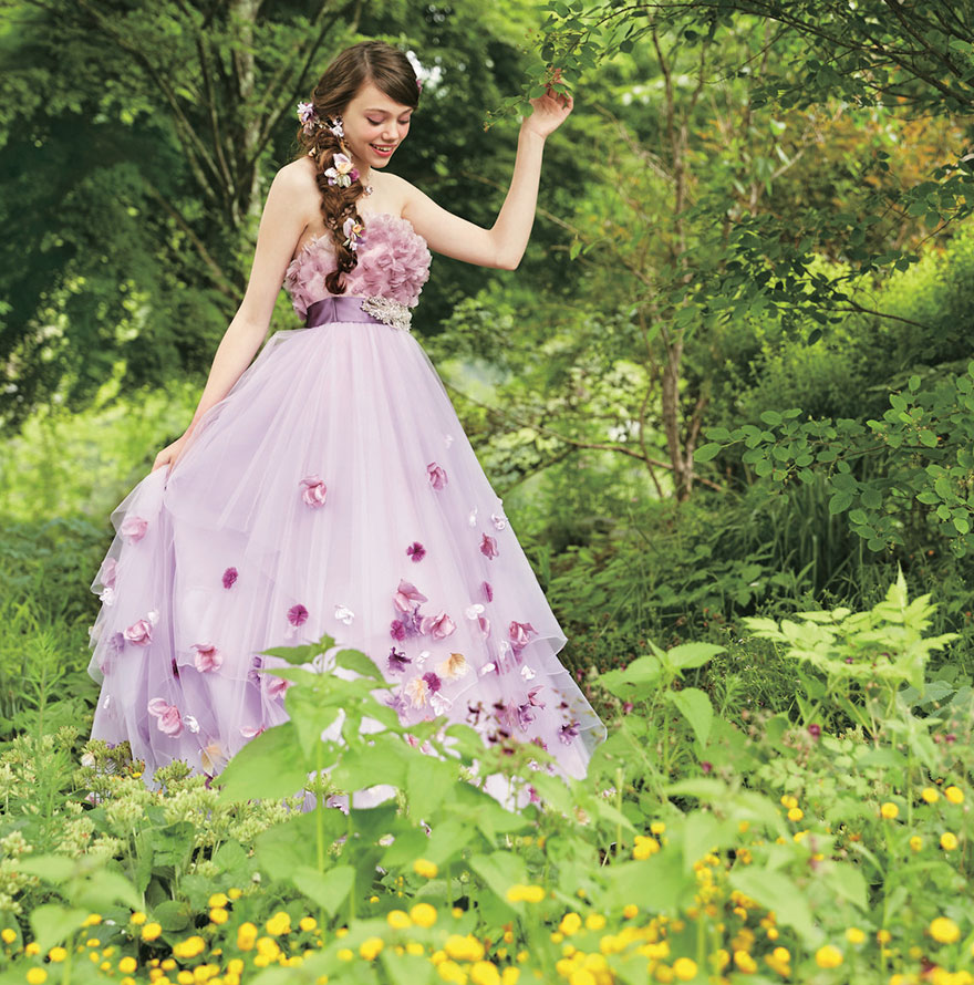 Illustration de l'article : A company that rents brides to be gorgeous Disney Princess wedding gowns for their big day