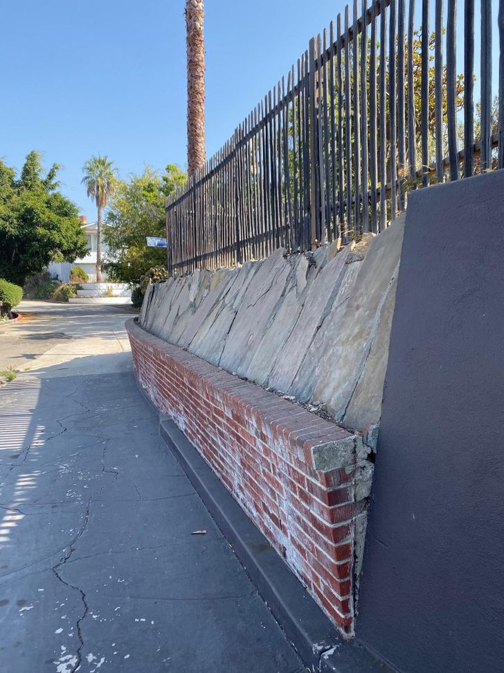 Illustration de l'article : 20 startling photos of buildings that are being held together by a thread 