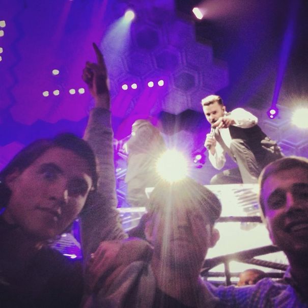 Illustration de l'article : 22 photos that prove celebrities love a good photobomb