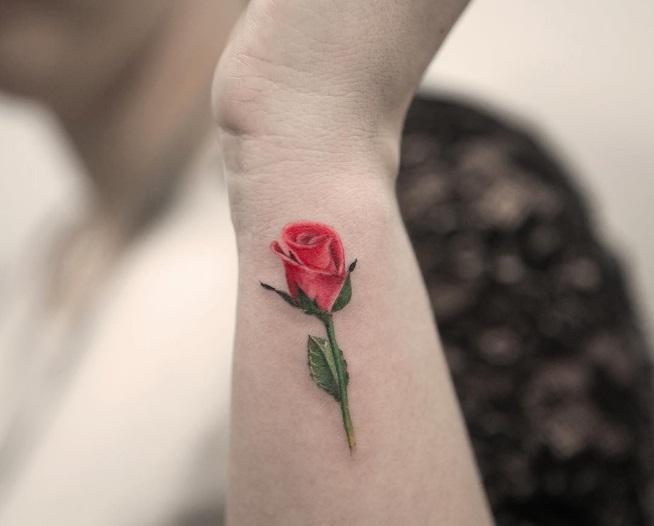 Illustration de l'article : 14 beautiful rose tattoos that are easy to create