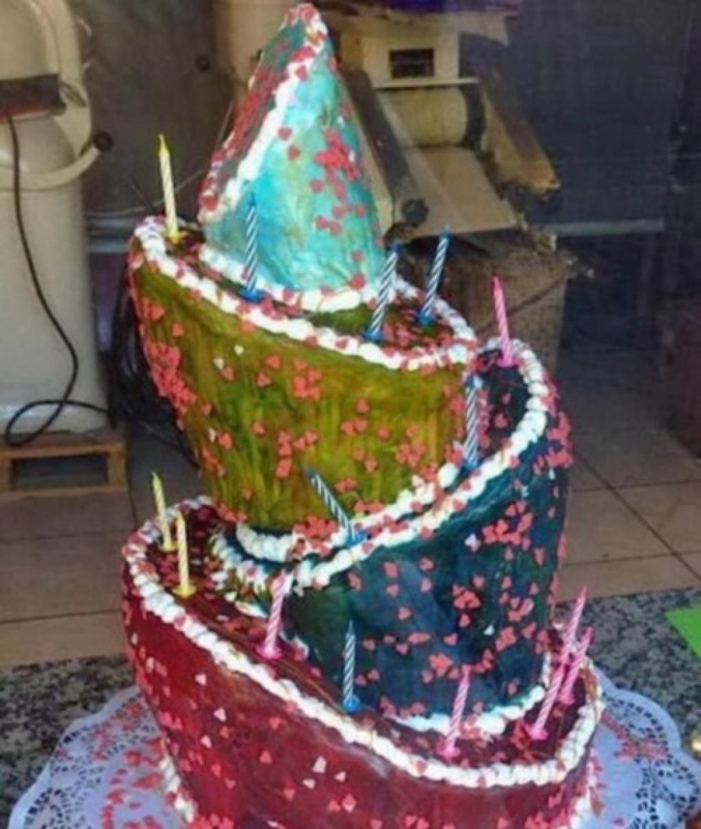 Illustration de l'article : The 20 most horrific wedding cakes ever! Pastry chefs, are you jealous?