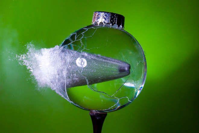 Illustration de l'article : 12 pictures of everyday objects that were taken during a bullet impact!