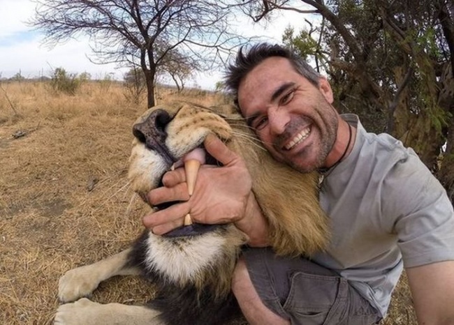 Illustration de l'article : 14 extreme selfies that will make your head spin