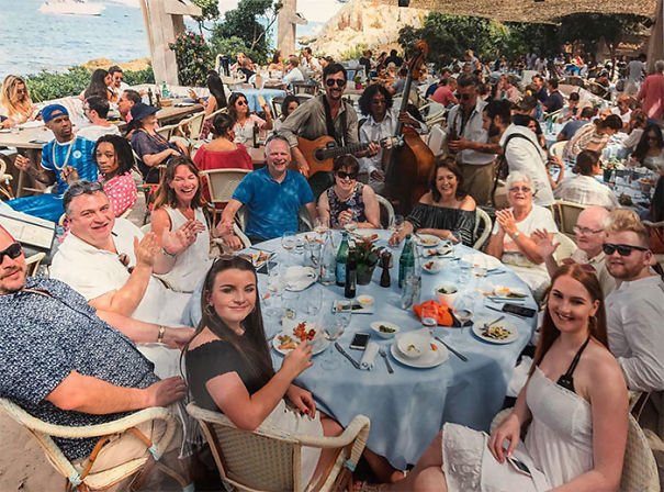 Illustration de l'article : 22 photos that prove celebrities love a good photobomb