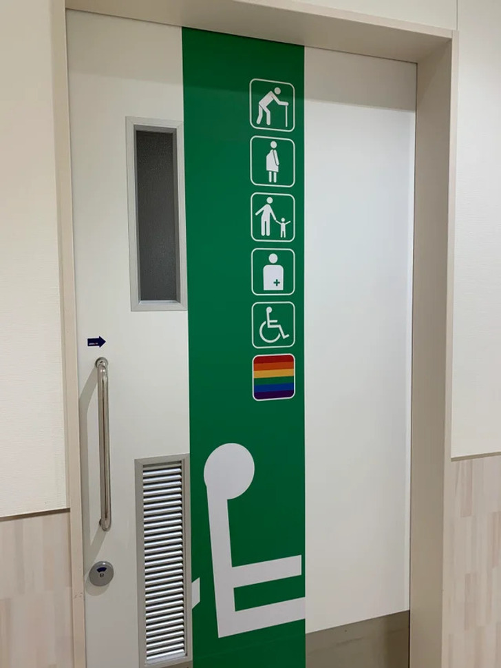 Illustration de l'article : 20 love 'em or hate 'em bathroom and restroom ideas