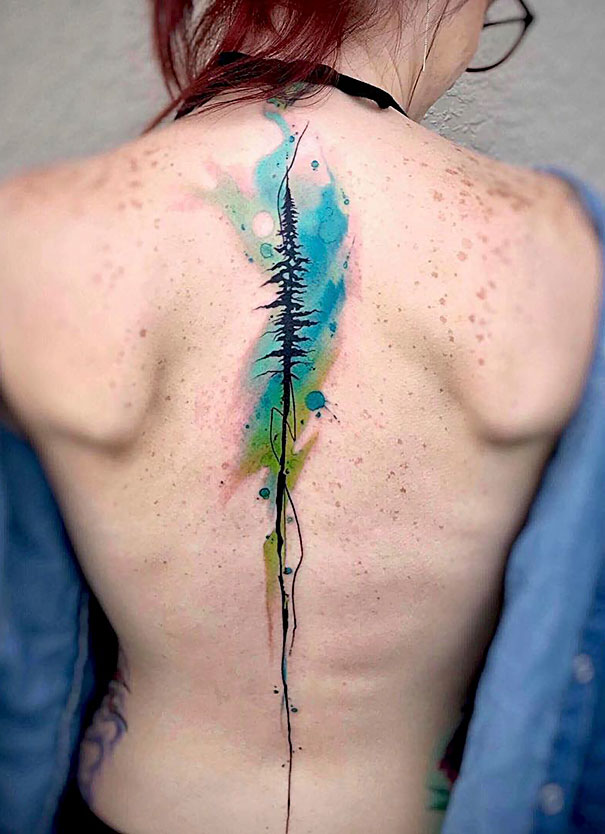 Illustration de l'article : 20 elegant and feminine spine tattoos