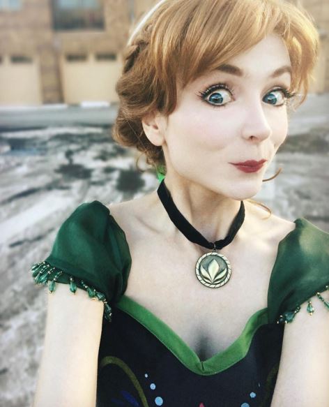 Illustration de l'article : 15 pictures of a girl who does everything to look like Disney princesses and the results are amazing!