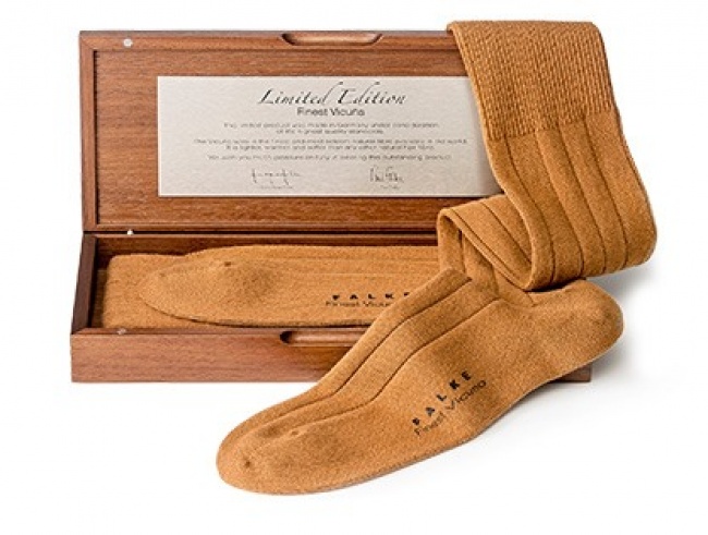 Illustration de l'article : 14 everyday objects made into luxury items for billionaires