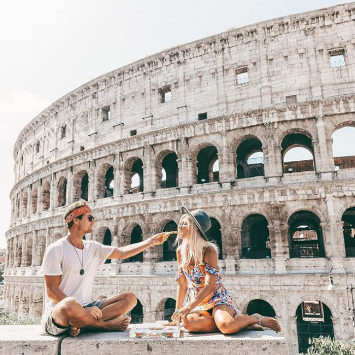 Illustration de l'article : This couple earns up to ,000 per photo on Instagram while traveling, and this is how they do it!