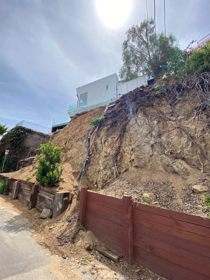 Illustration de l'article : 20 startling photos of buildings that are being held together by a thread 