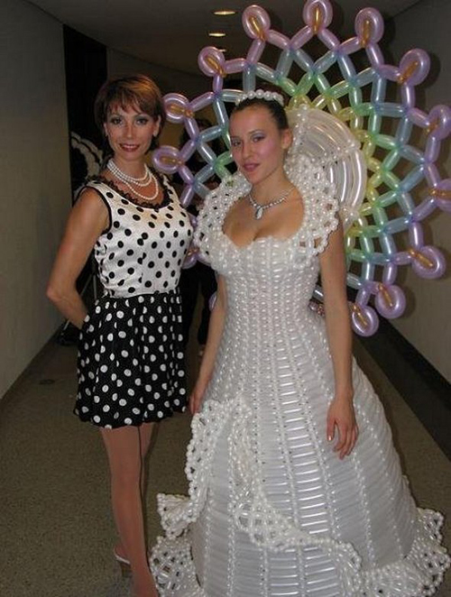 Illustration de l'article : Which of these 14 original wedding dresses is the most vile?